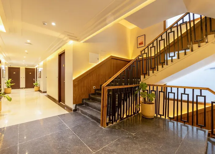 Saltstayz Premier - Sector 50 & Golf Course Ext Road